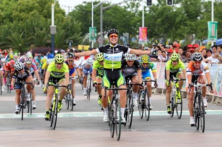 Melissa Hoskins (Orica-AIS, presented by GreenEdge) won the first stage ahead of Rochelle Gilmore (Faren) and Monia Baccaille (MCipollini Giambenini)