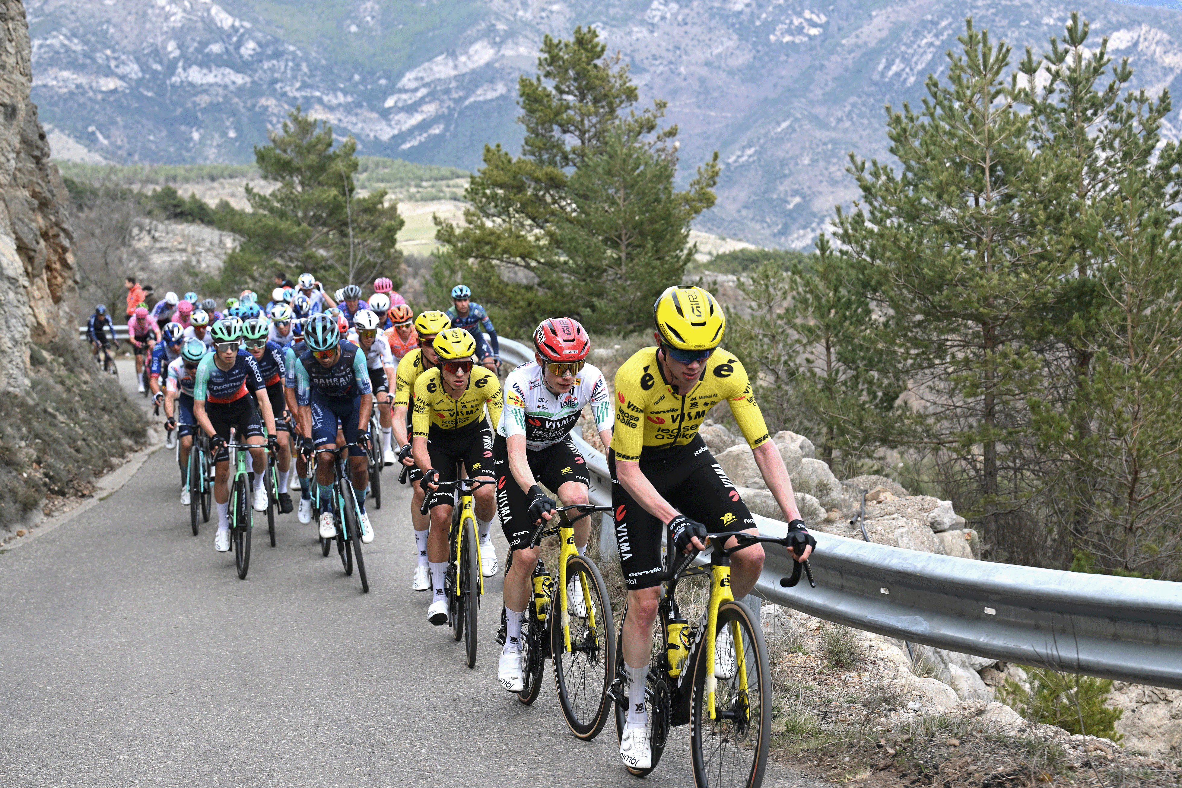 QUERALT, ESPANHA - 28 DE MARÇO: Jorgen Nordhagen da Noruega e Jonas Vingegaard da Dinamarca e Team Visma | Alugue uma bicicleta - Green Leader Jersey Lidere o pelotão durante a 105ª Volta a Catalunya 2026 Etapa 6 na etapa de 158,2 km de La Berge a Queralta 1133m / #UCIWT / 28 de março de 2026 em Queralta, Espanha. (Foto: Szymon Gruchalski/Getty Images)