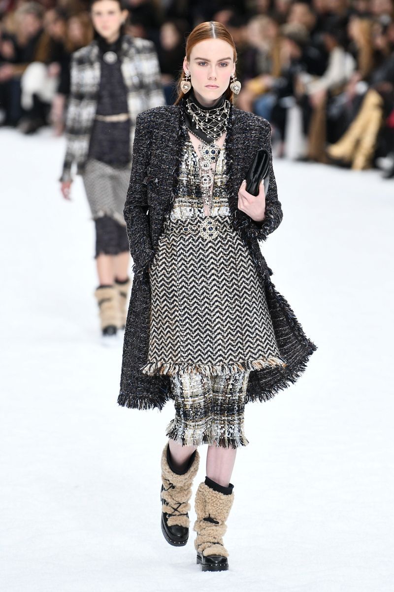 Fashion show, Fashion, Fashion model, Runway, Clothing, Winter, Haute couture, Joint, Shoulder, Public event,