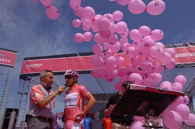 Luca Paolini in the maglia rosa before stage 7