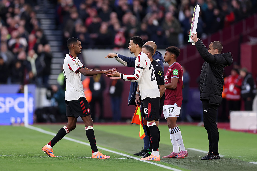 LONDON, ENGLAND - NOVEMBER 30: Alexander Isak of Liverpool is substituted off for Hugo Ekitike during the Premier League match between West Ham United and Liverpool at London Stadium on November 30, 2025 in London, England. (Photo by Justin Setterfield/Getty Images)