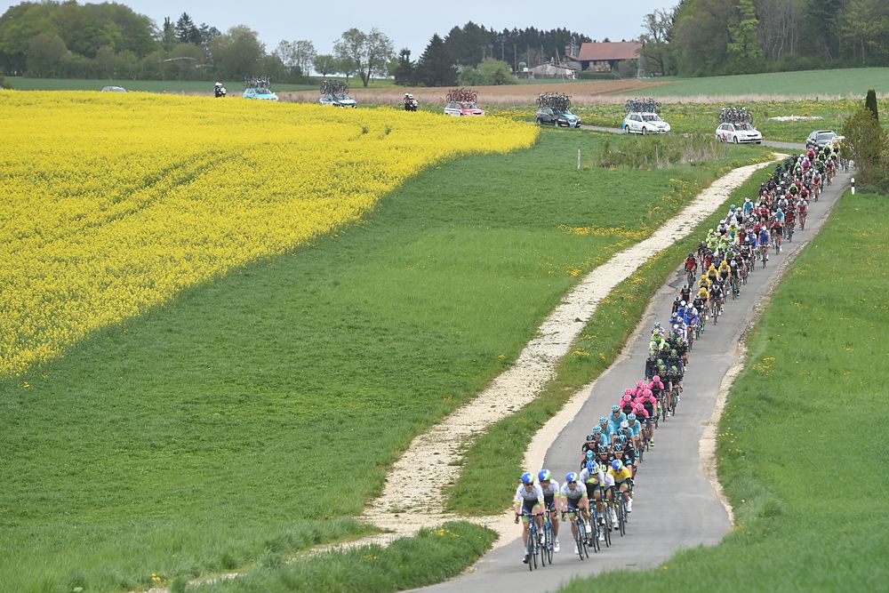 The field riding through the Tour de Romandie