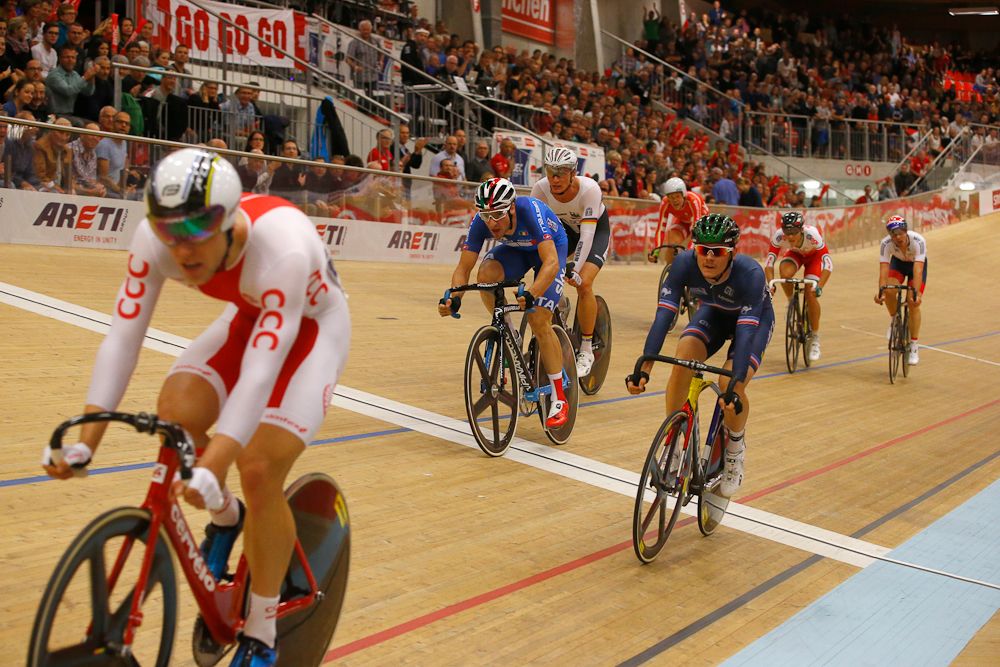 Viviani in action during the omnium points race.