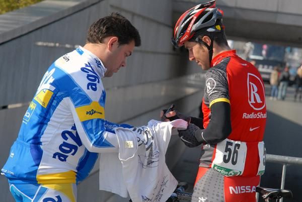 Jose Luis Rubiera (RadioShack) signs an autograph.