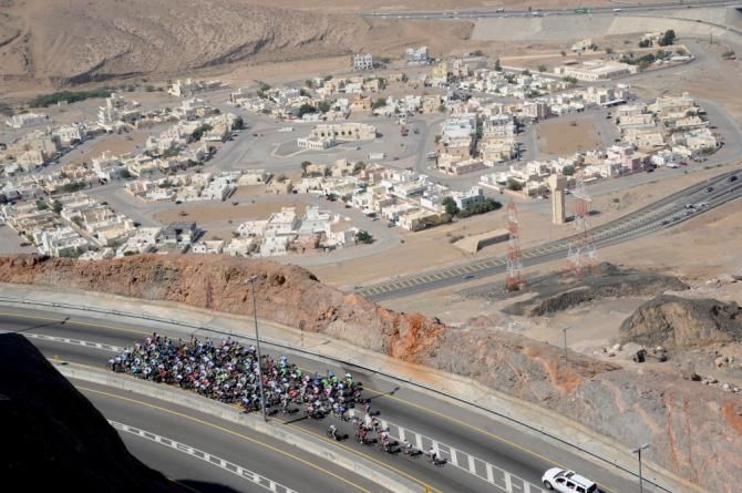 The peloton heads toward the Wadi Dayqah Dam