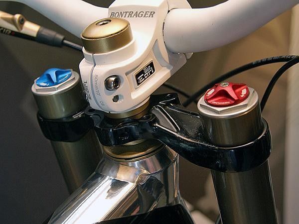 The Session 88 DH is compatible with integrated stems but Trek opted for a standard Bontrager unit here.