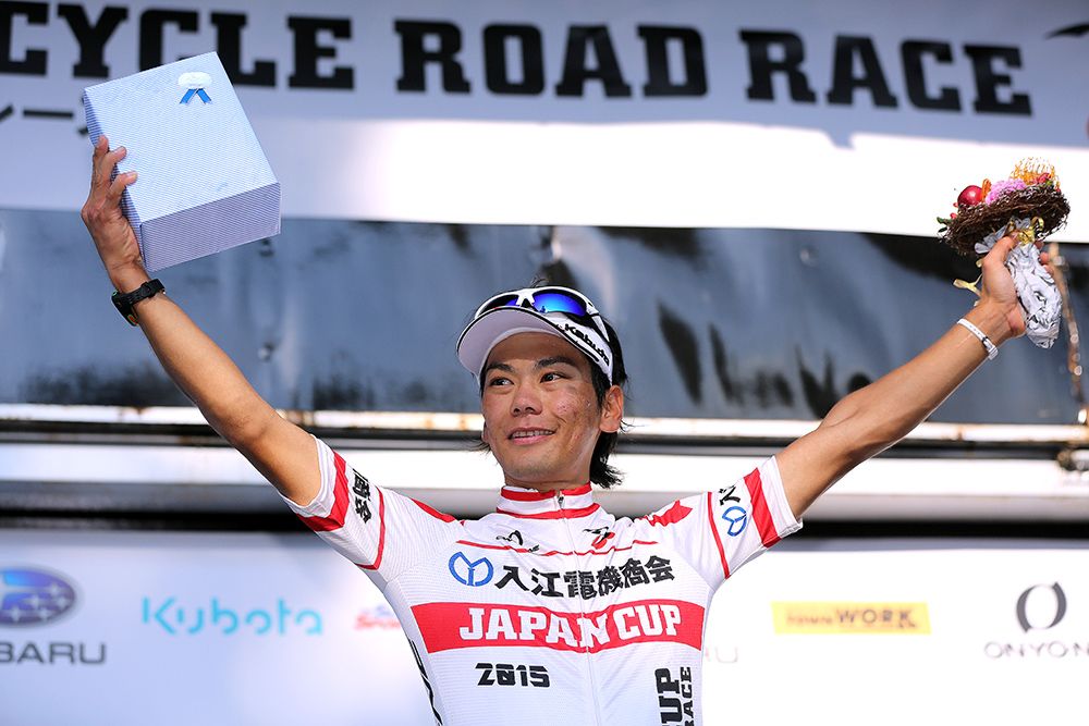 Yuki Arashiro collects his award