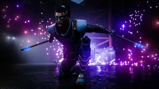 Nightwing posiert mit zwei Stöcken und elektrischen Fackeln hinter ihm