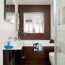 bathroom with bathtub and mirror on wall