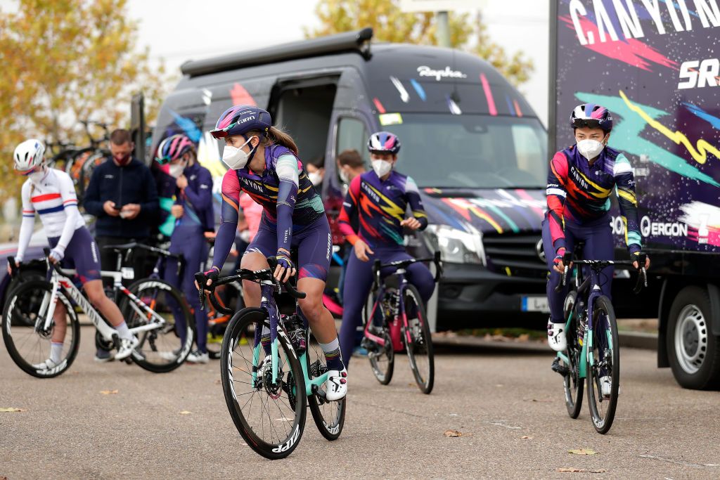 The Canyon-SRAM team prepares for the start