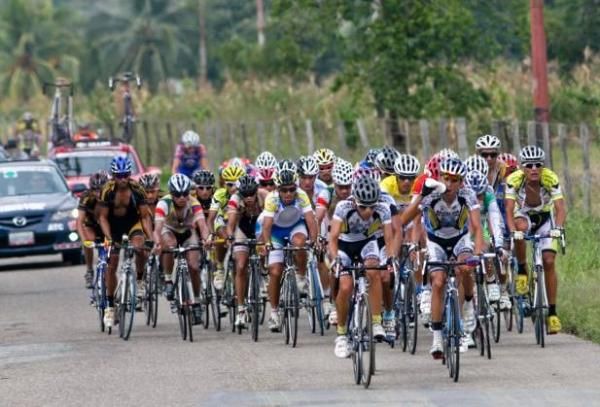 The peloton en route to San Simon during stage 9.