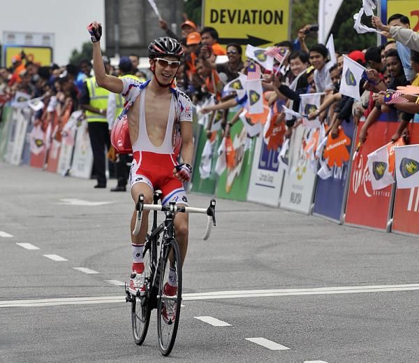 Hyo Suk Gong (Seoul Cycling) crosses the finish line in second place.