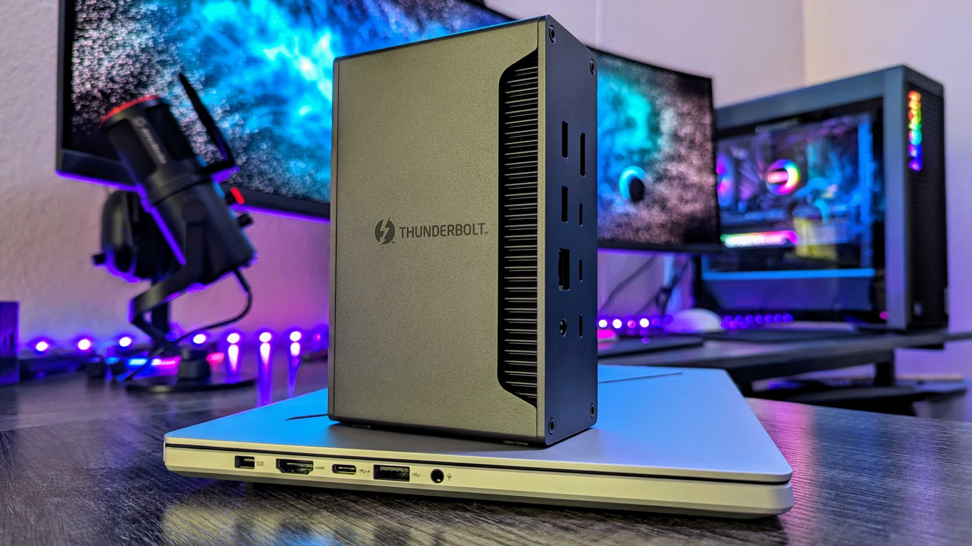 Image of a UGREEN Thunderbolt 4 dock and the ASUS ROG Zephyrus G14 (2024) with a USB4 port.