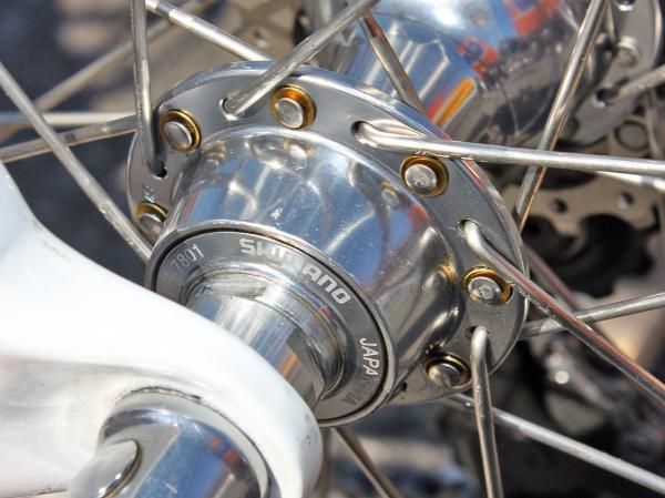 Spoke washers on Rabobank's rear hubs prevent excess movement in the flange to reduce stress on the spoke elbows - and reduce the chance of breakage.