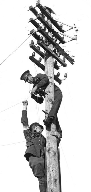 5th September 1934: Coldstream Guards fixing telephone wires during a military exercise near Collingbourne, Salisbury Plain, Wiltshire. (Photo by Fox Photos/Getty Images)