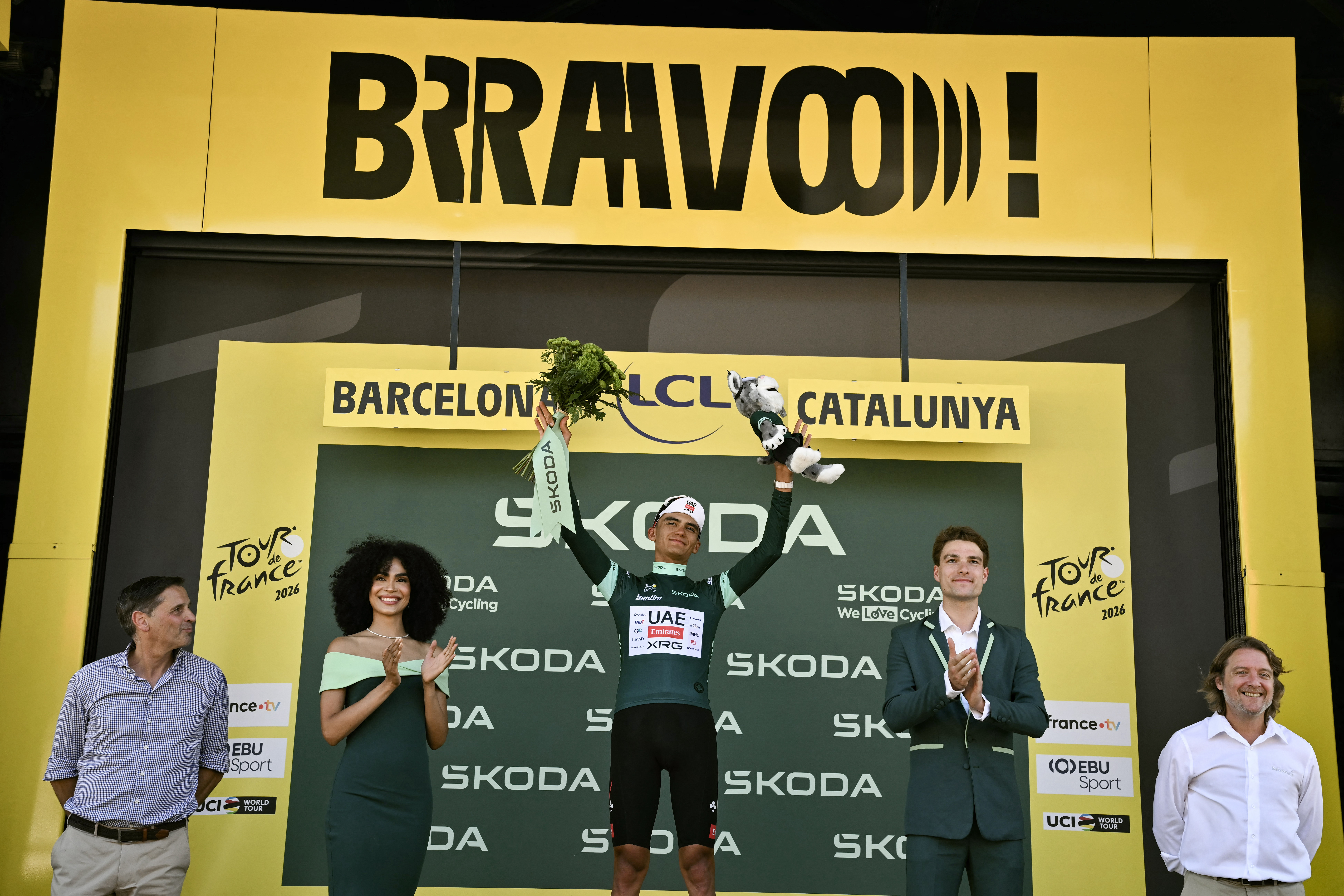 UAE Team Emirates - XRG's Mexican rider Isaac Del Toro celebrates on the podium with the best sprinter's green jersey after the 2nd stage of the 113th edition of the Tour de France cycling race, 168,5 km between Tarragona and Barcelona in northeastern Spain, on July 5, 2026. (Photo by Jeff PACHOUD / AFP)