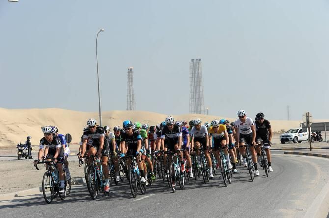 The sand dunes provide a backdrop for the Tour of Qatar peloton