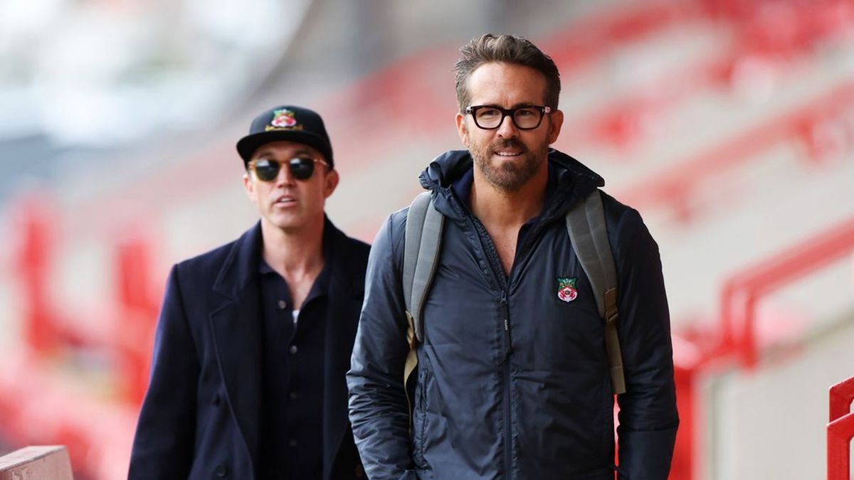 Rob McElhenney and Ryan Reynolds in Welcome to Wrexham