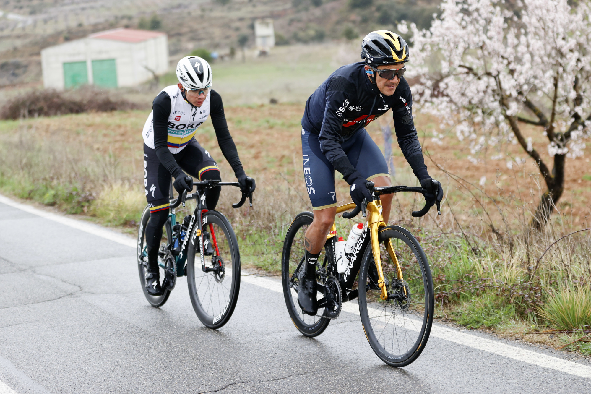 Volta Ciclista a Catalunya 2022 - 101st Edition - 6th stage Salou - Cambrils 167.6 km - 26/03/2022 - Sergio Higuita (COL - Bora - Hansgrohe) Richard Carapaz (ECU - INEOS Grenadiers) - photo Luis Angel Gomez/SprintCyclingAgency©2022.