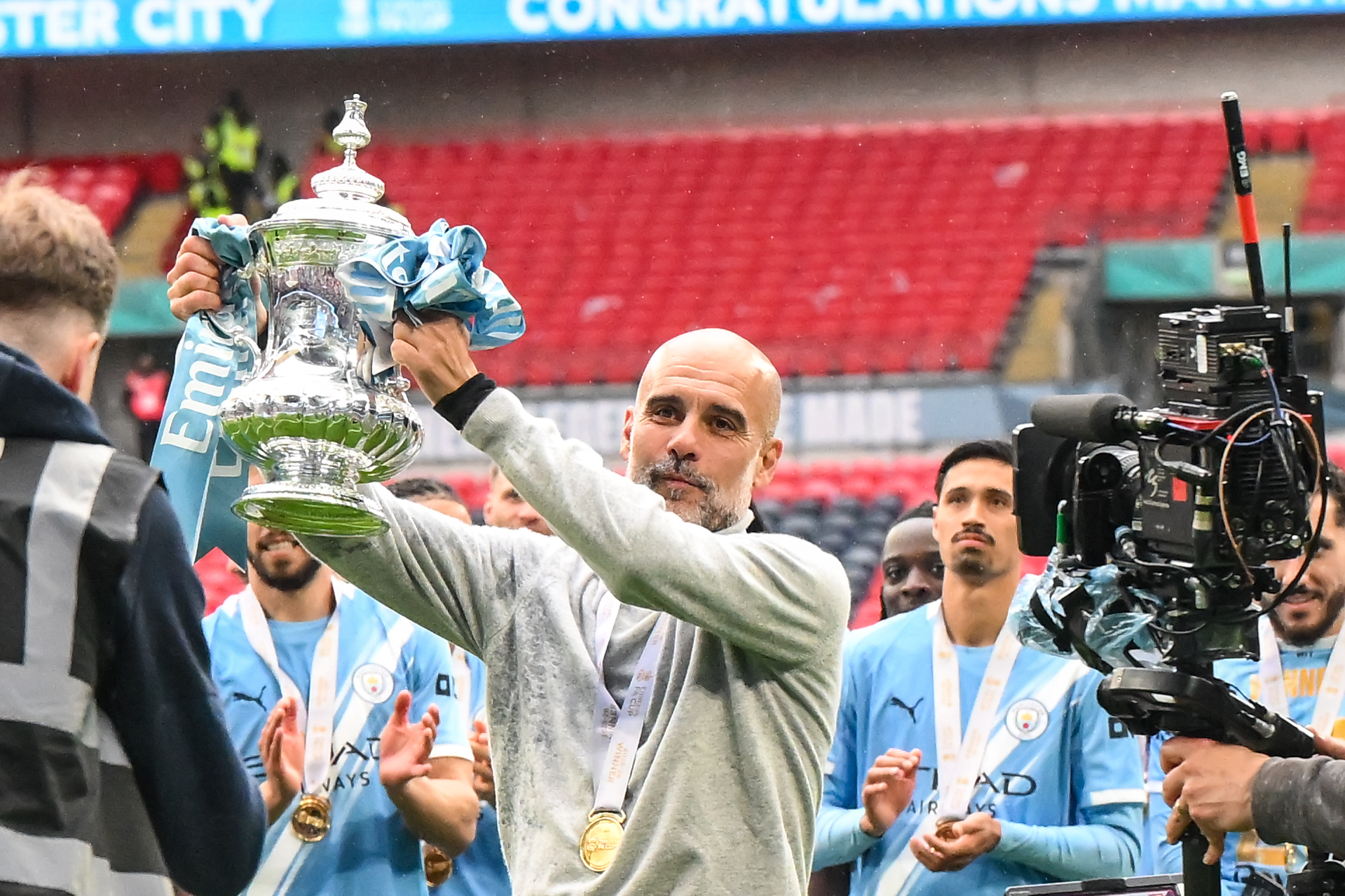 Pep Guardiola segura a Copa da Inglaterra dos Emirados