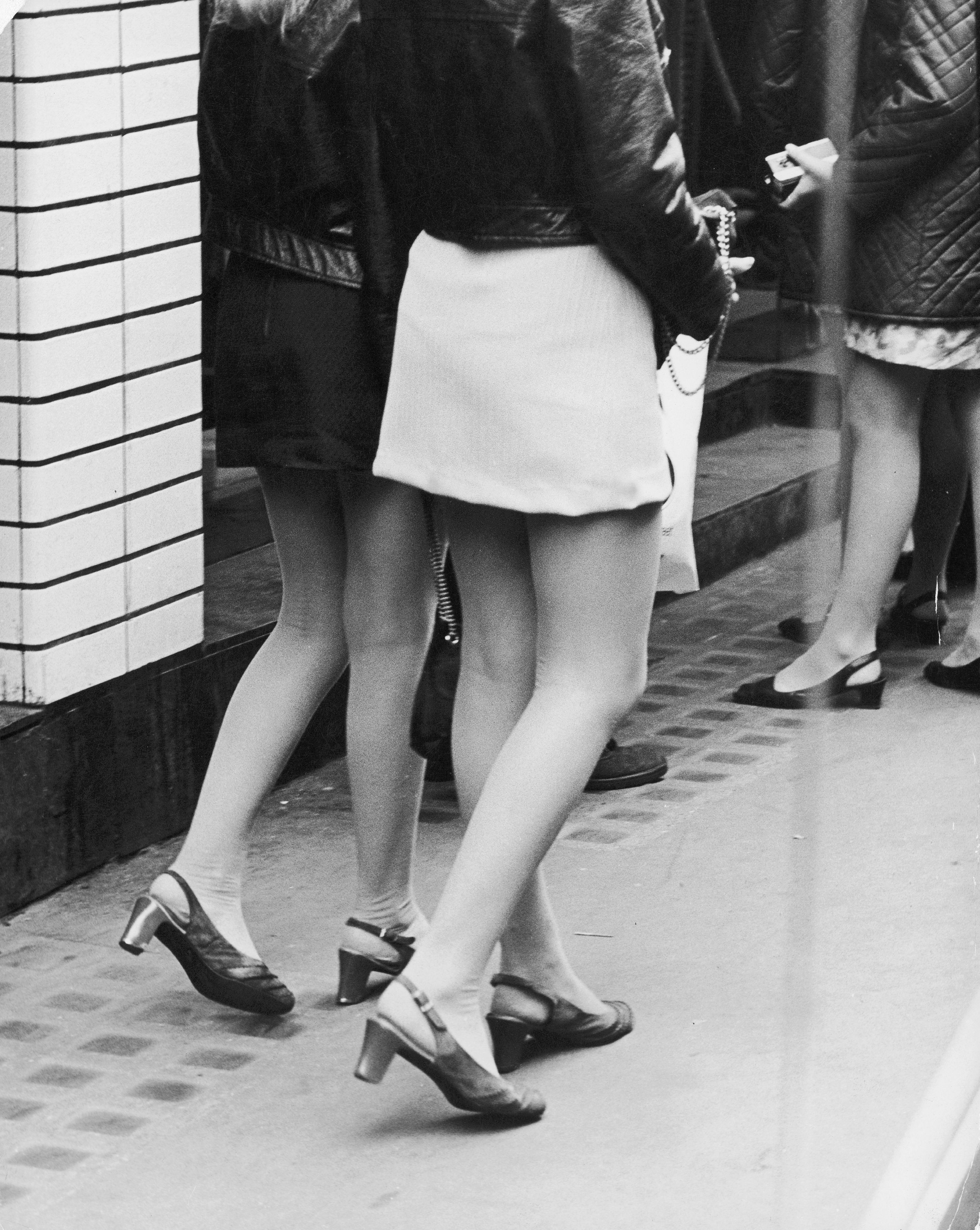 An image of mini skirt outfits, one of the biggest '70s fashion trend.