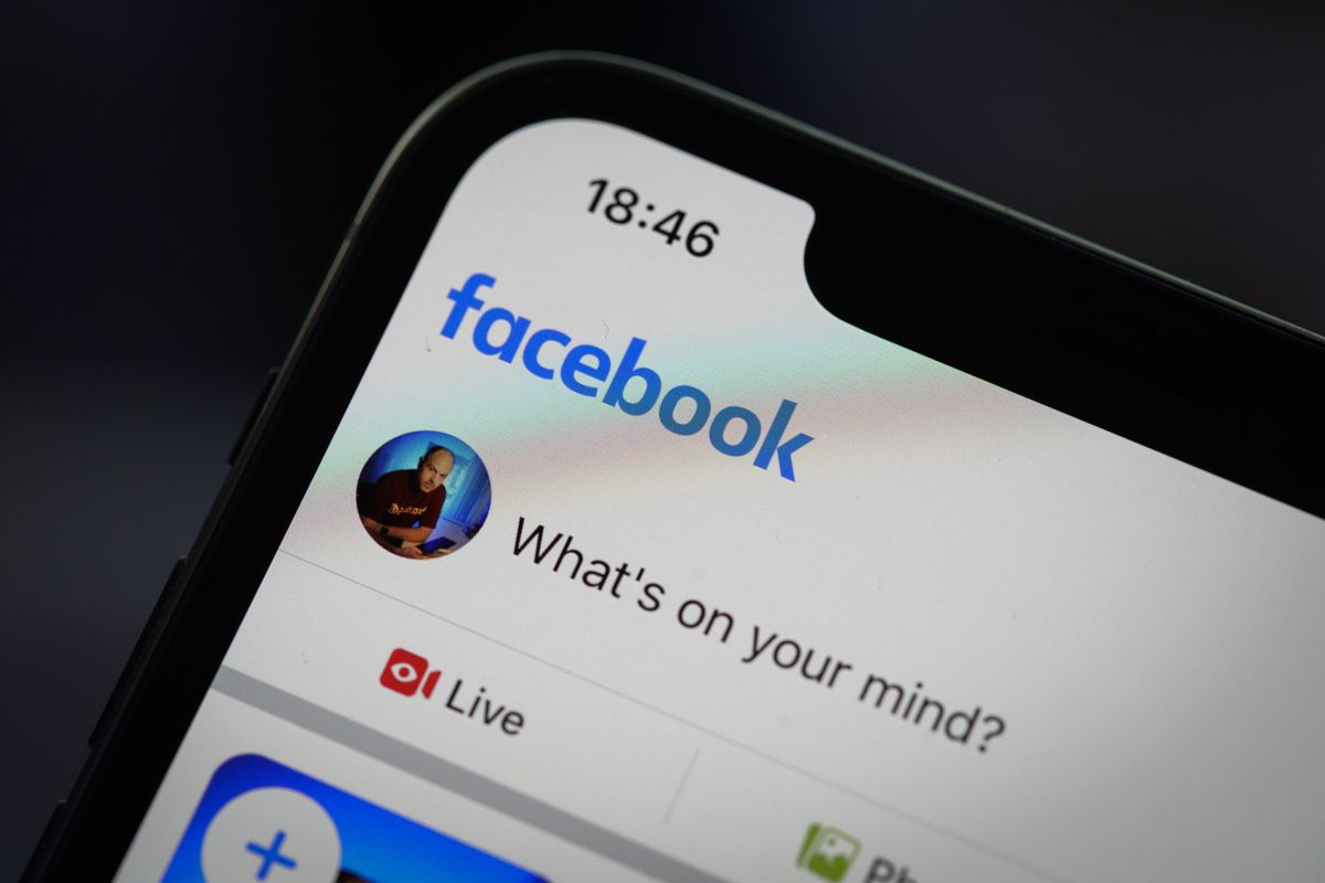 Facebook dark mode is rolling out to iOS — but there's a ...