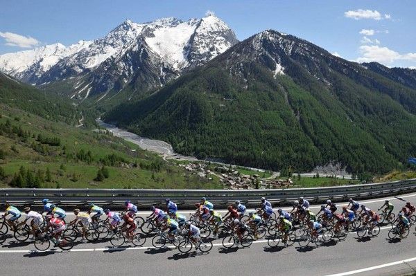 The peloton on the climb to Sestri&egrave;re.