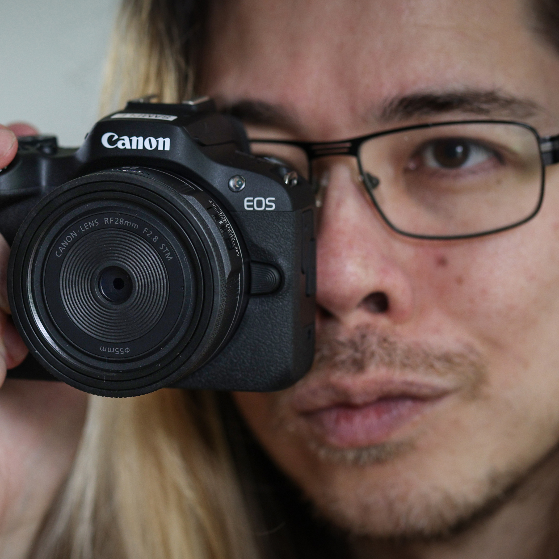 James Artaius using a beginner camera, the Canon EOS R100