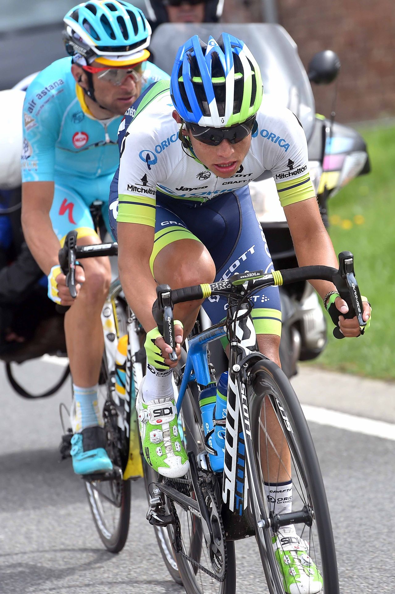 Esteban Chaves (Orica-GreenEdge) with Michele Scarponi (Astana)