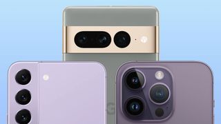 Die Rückseite des Samsung Galaxy S22, des Apple iPhone 14 Pro und des Google Pixel 7 Smartphones vor einem blauen Hintergrund