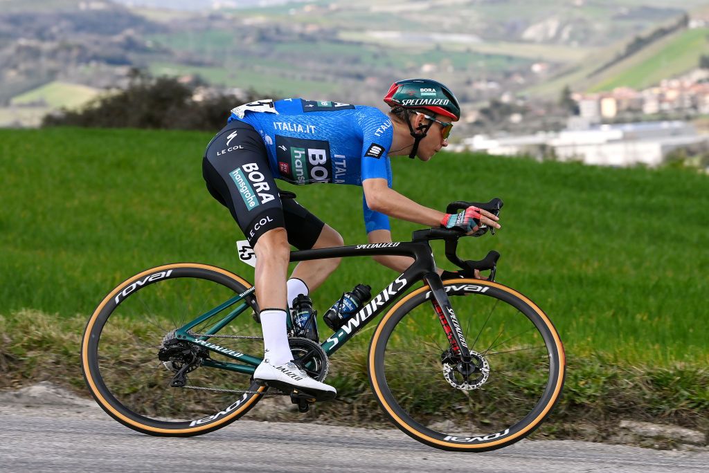 SARNANOSASSORETTO ITALY MARCH 10 Lennard Kmna of Germany and Team BORA Hansgrohe Blue Leader Jersey competes during the 58th TirrenoAdriatico 2023 Stage 5 a 1656km stage from Morro dOro to SarnanoSassotetto 1451m UCIWT TirrenoAdriatico on March 10 2023 in SarnanoSassotetto Italy Photo by Tim de WaeleGetty Images