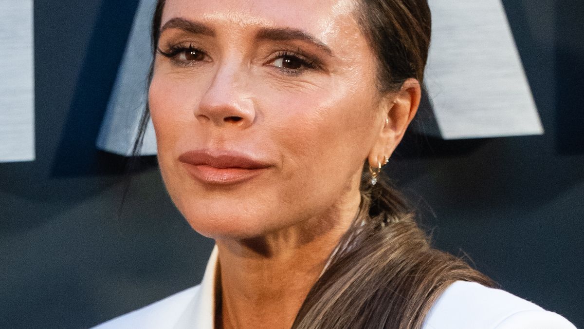 La robe midi moulante à col licou de Victoria Beckham était la pièce rose blush parfaite pour accompagner ses lèvres rouges éclatantes et ses cils puissants