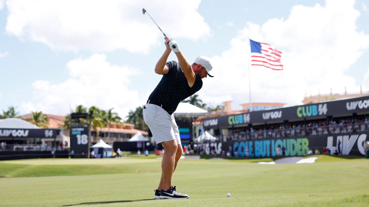 Sam Horsfield takes a tee shot at LIV Golf Miami