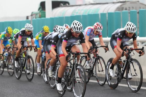 The Specialized - Lululemon women went to the front to drive the race on the Changjiang Bridge.