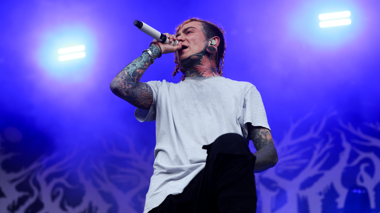 Will Ramos screaming on stage