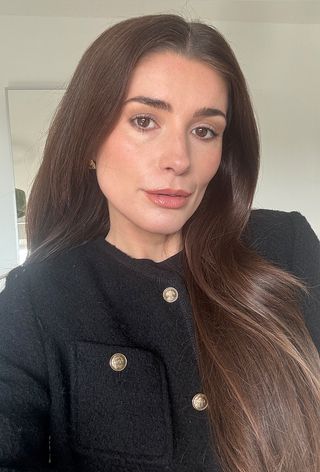 Eleanor wearing hourglass glossy balm in shade mist