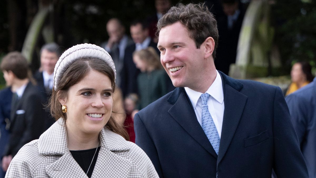 Princess Eugenie shares rare family pics as she pays loved up tribute(00)