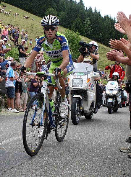 Vincenzo Nibali (Liquigas) in pursuit of Lance Armstrong (Astana) on the Col de la Colombi&egrave;re.