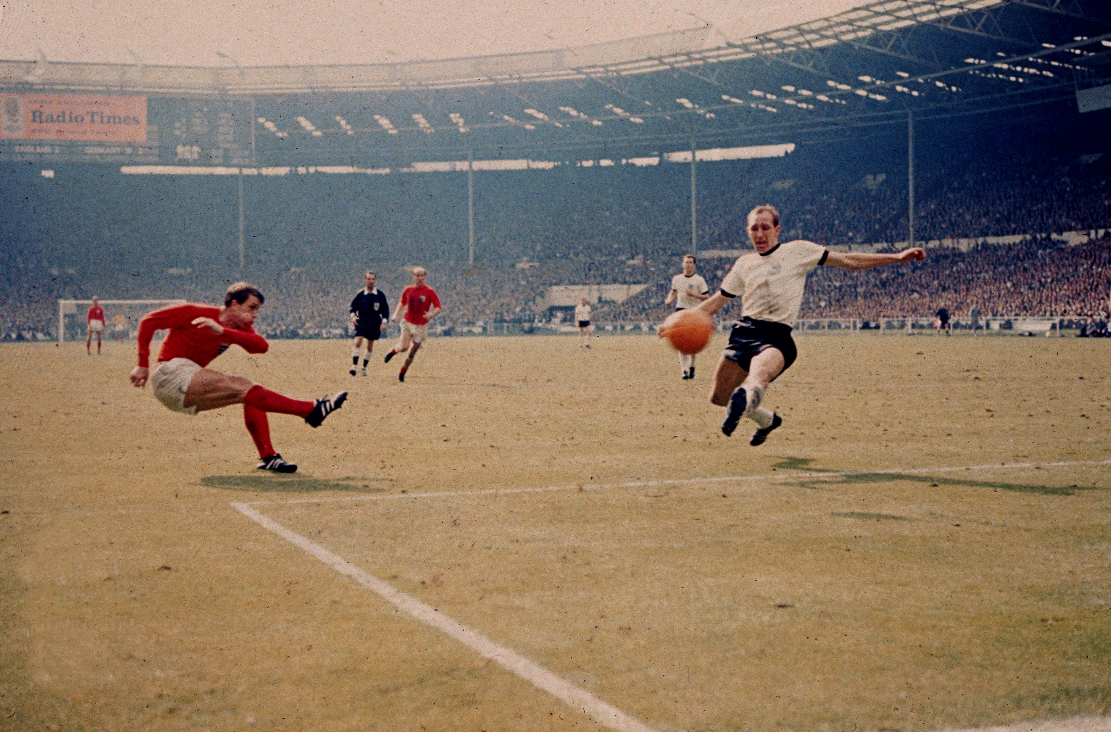 Geoff Hurst segna il controverso terzo gol dell'Inghilterra contro la Germania Ovest nella finale della Coppa del Mondo del 1966.