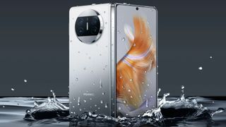 Huawei Mate X3 salpicado por el agua imagen de prensa