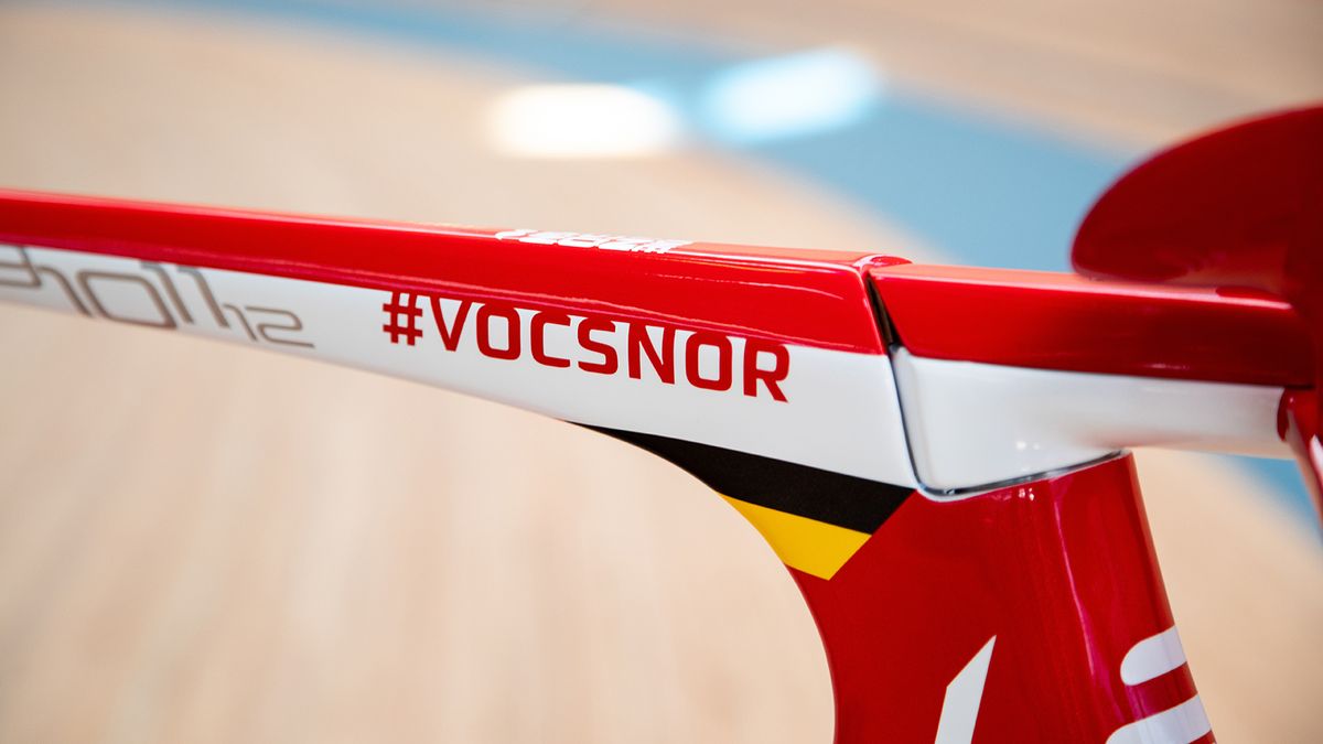 Victor Campenaerts' hashtag adorns the top tube
