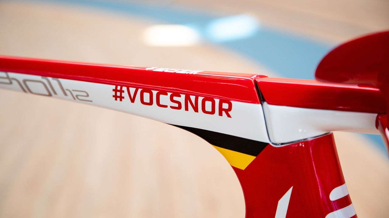 Victor Campenaerts' hashtag adorns the top tube