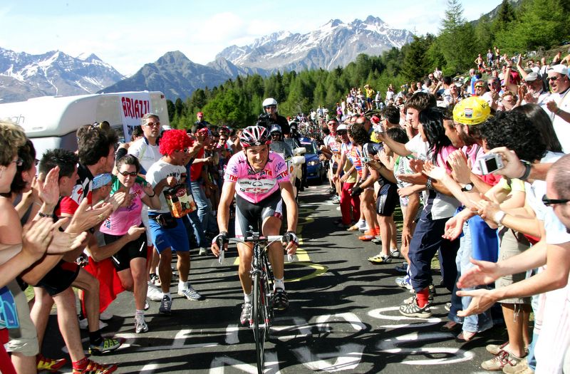 Ivan Basso pushing through the tifosi who packed the Passo di Mortirolo in 2006