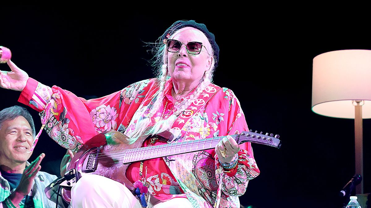 Watch Joni Mitchell play a Parker Fly at her first headline show in 23