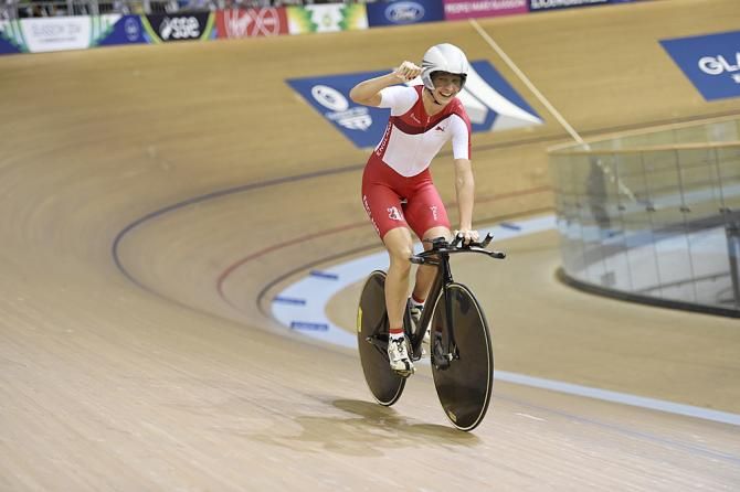 Joanna Rowsell handily defeated Edmondon to win gold