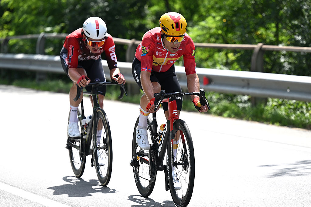 SONDRIO, ITÁLIA - 17 DE JUNHO: (LR) Cedric Beullens da Bélgica e Team Lotto Intermarche e Fredrik Dversnes Lavik da Noruega e Team Uno-X Mobility competem nas divisões durante o 89º Tour de Suisse de 2026, Etapa 1, 144 km de Sondrio a Sondrio / #UCIWT / em 17 de junho de 2026 em Sondrio, Itália (Foto de Tim de Waele/Getty Images)