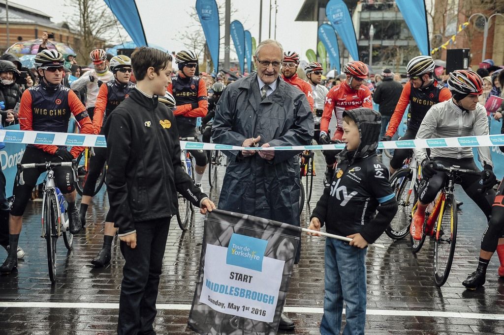 All ready for the start of stage 3 despite the weather