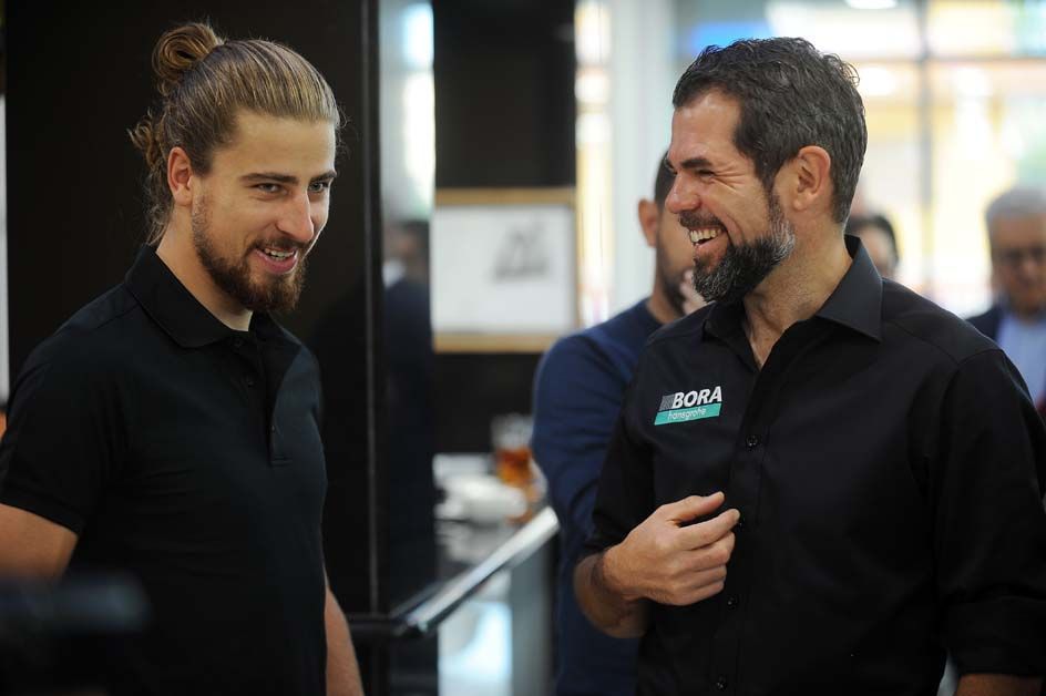 Peter Sagan talks to team manager Ralph Denk