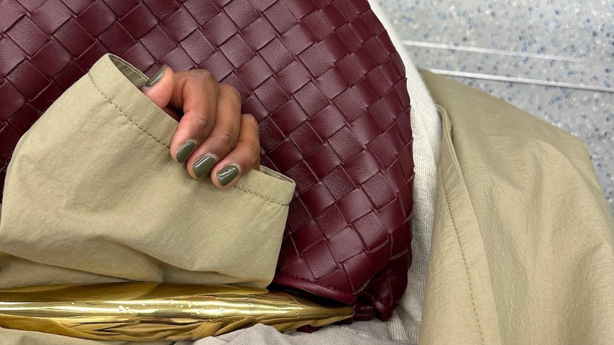 Photo of @monikh wearing olive green nails