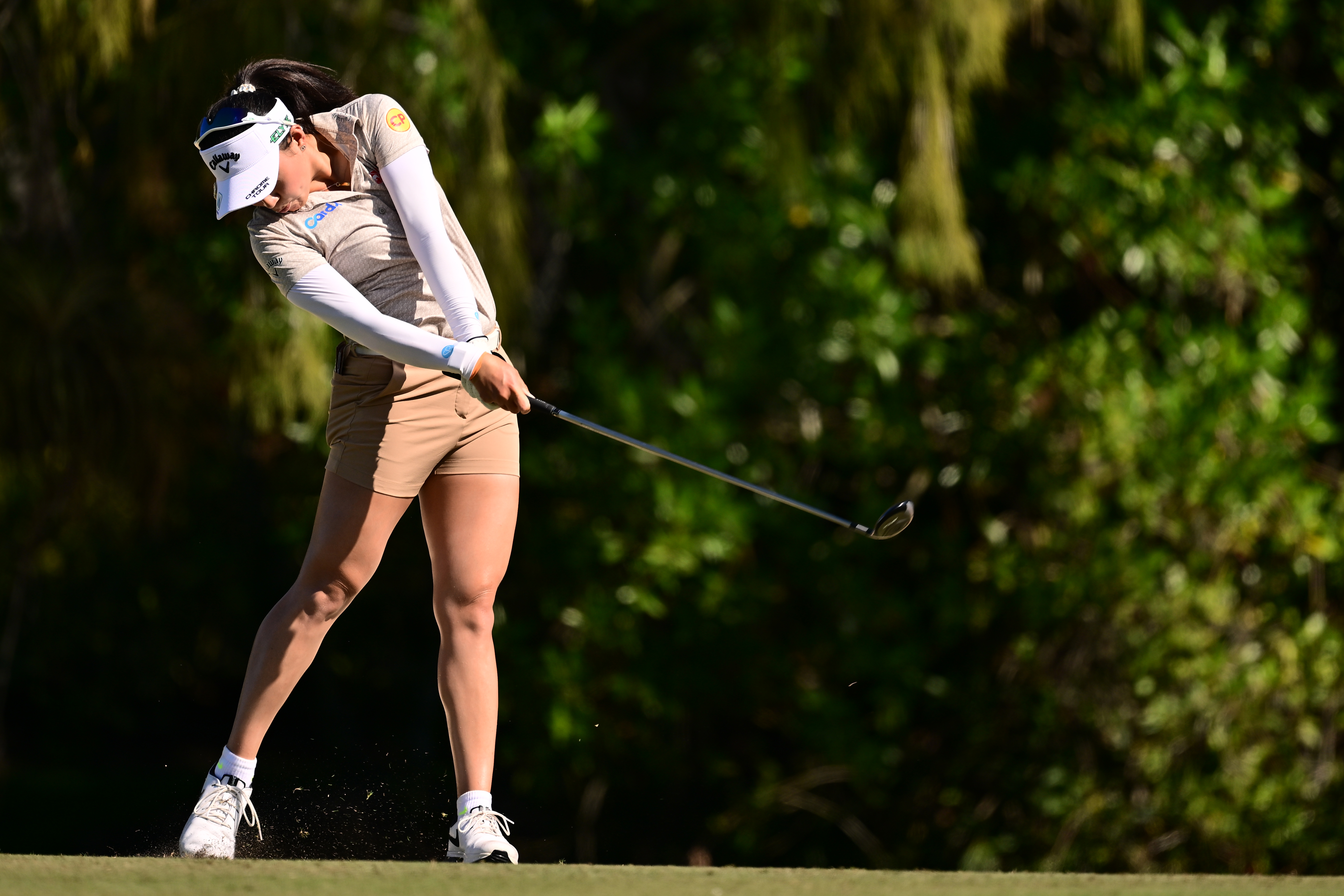 Jeeno Thitikul hits a wood off the fairway